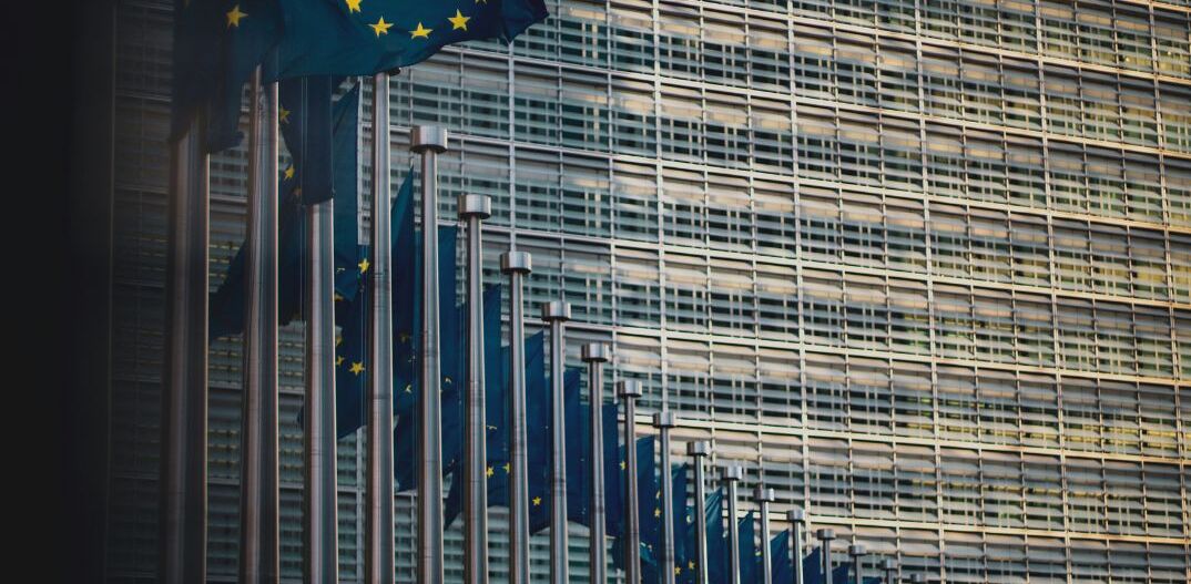 Σημαίες της Ευρωπαϊκής Ένωσης κυματίζουν στην έδρα της ΕΕ στις Βρυξέλλες