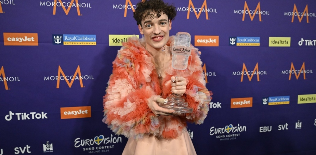 Το Nemo με το τρόπαιο της Eurovision 2024 μετά τη μεγάλη νίκη για την Ελβετία
