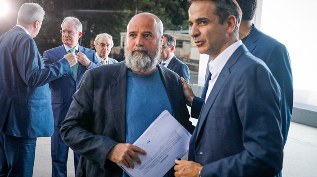 Ο πρωθυπουργός Κυριάκος Μητσοτάκης με τον Ανδρέα Δρακόπουλο, πρόεδρο του Διοικητικού Συμβουλίου του κοινωφελούς Ιδρύματος Σταύρος Νιάρχος