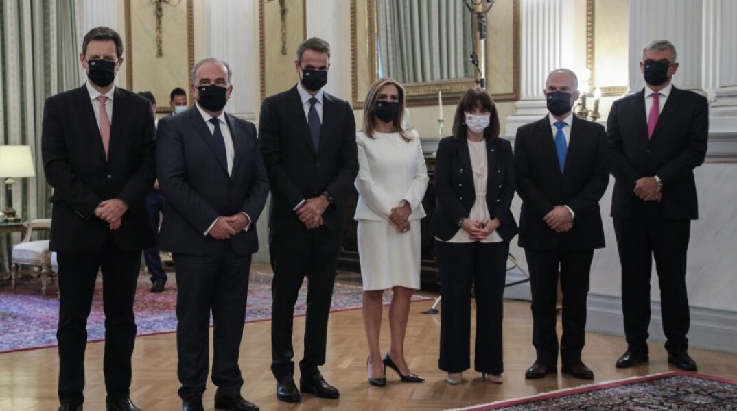 Μητσοτάκης: Δώρο μάσκα με το εθνόσημο στα νέα μέλη της κυβέρνησης