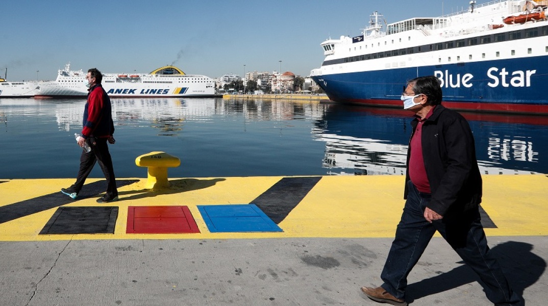 Πολίτες με μάσκα στο λιμάνι του Πειραιά