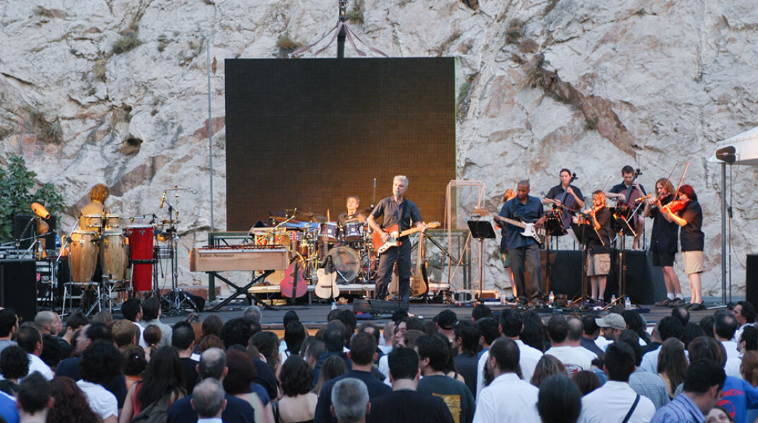 Στιγμιότυπο από τη συναυλία του David Byrne στο Θέατρο Βράχων στην Αθήνα το Ιούλιο του 2004