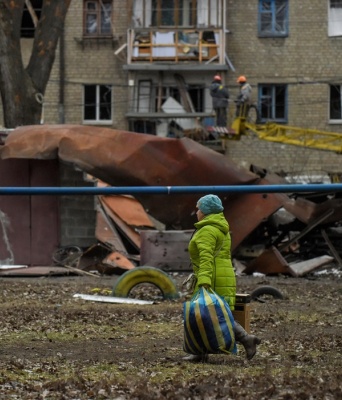 Πολίτης στο Ντονέτσκ μετά την τελευταία επίθεση των ρωσικών δυνάμεων