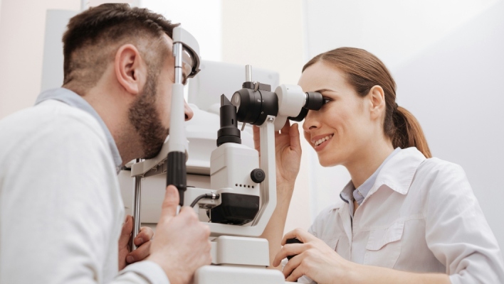 Οφθαλμίατρος εξετάζει ασθενή