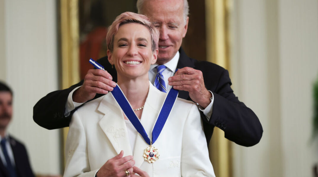 Σιμόν Μπάιλς και Μέγκαν Ραπίνο βραβεύτηκαν με το Προεδρικό Μετάλλιο Ελευθερίας