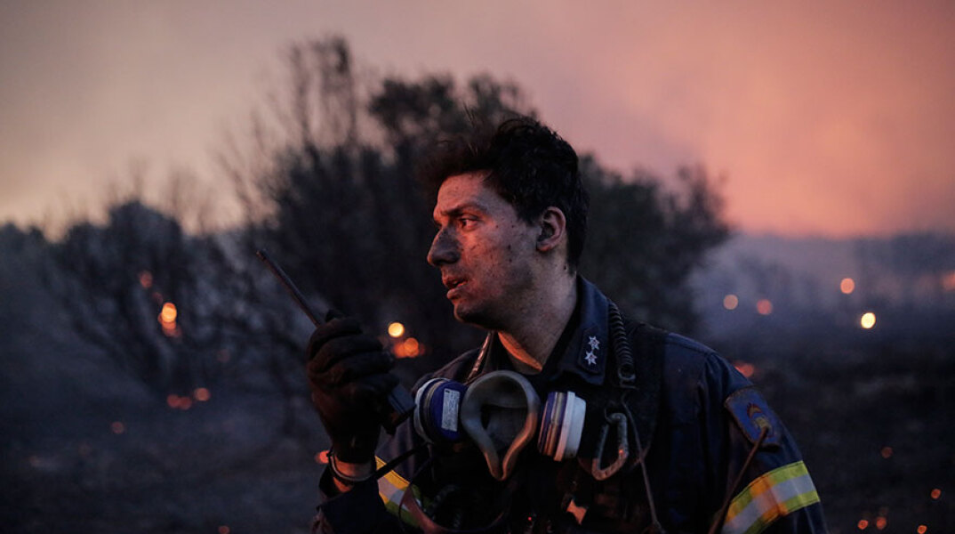 Φωτιά στην Πεντέλη: Πυροσβέστες μάχονται με αυτοθυσία τις φλόγες