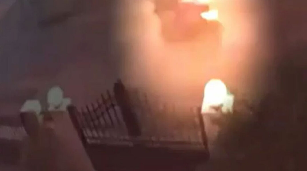 Η στιγμή της περίεργης έκρηξης στην Παλλήνη, την ώρα που μαίνεται η φωτιά στην Πεντέλη