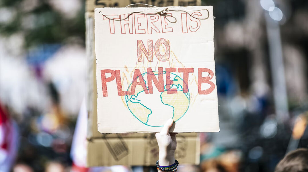 «Δεν υπάρχει Πλανήτης Β» γράφει το πλακάτ σε διαδήλωση για την κλιματική αλλαγή
