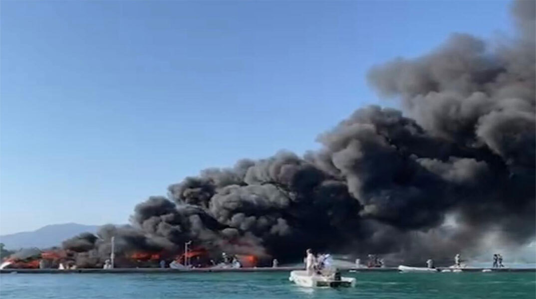 Κέρκυρα: Καίγονται ιστιοπλοϊκά σκάφη στη μαρίνα των Γουβιών
