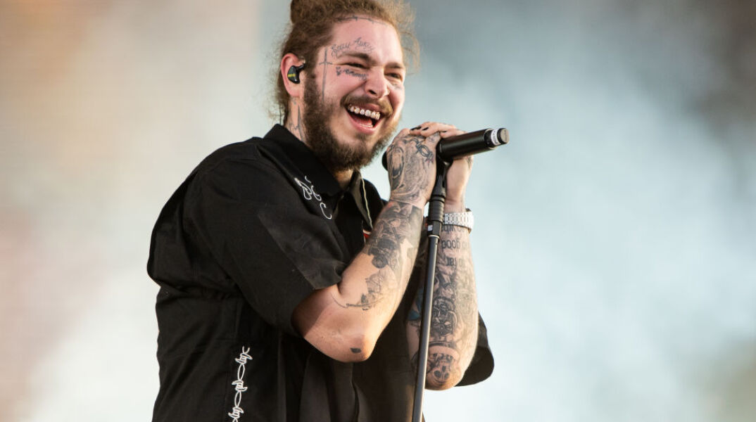 Post Malone: Ο ράπερ έπεσε σε καταπακτή κατά τη διάρκεια συναυλίας - «Πάγωσε» το κοινό