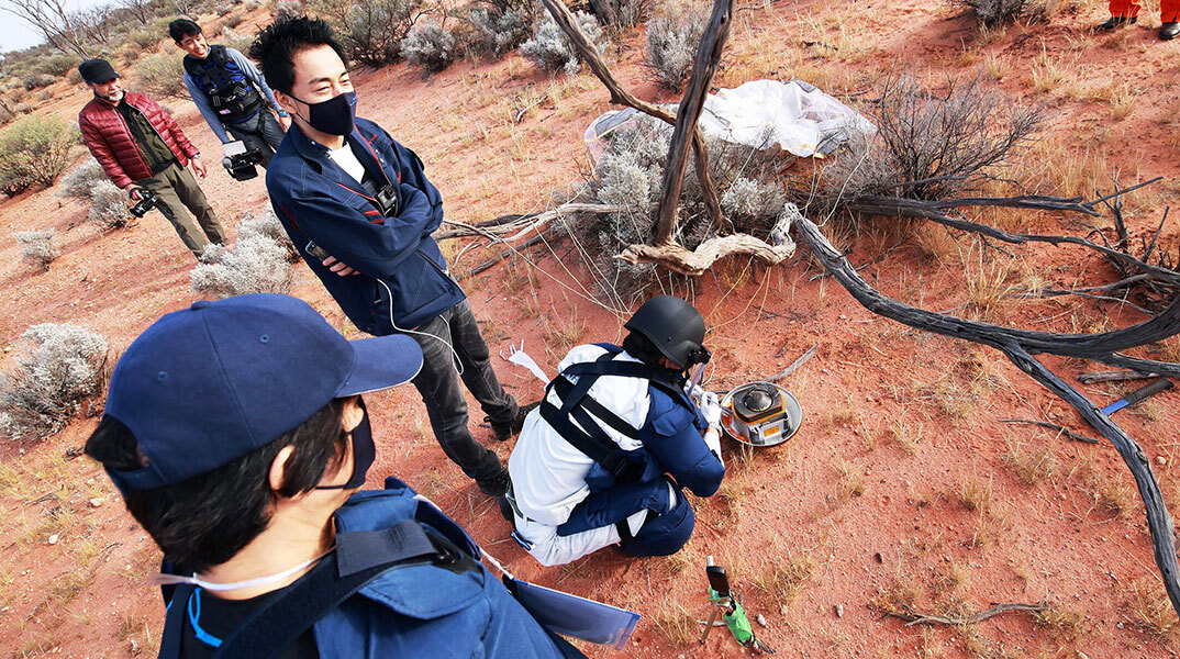 Ιάπωνες συλλέγουν σε έρημο στην Αυστραλία την κάψουλα με το δείγμα από τον αστεροειδή Ryugu