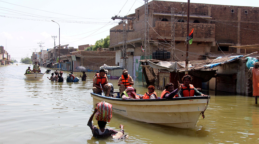Με βάρκες οι άνθρωποι στο Πακιστάν απομακρύνονται από πλημμυρισμένες περιοχές