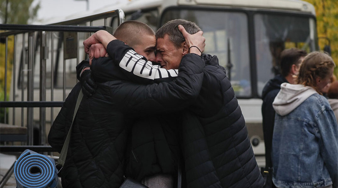 Πατέρας αποχαιρετά τον γιο του έξω από κέντρο νεοσυλλέκτων στη Μόσχα μετά τη μερική επιστράτευση που κήρυξε ο Πούτιν
