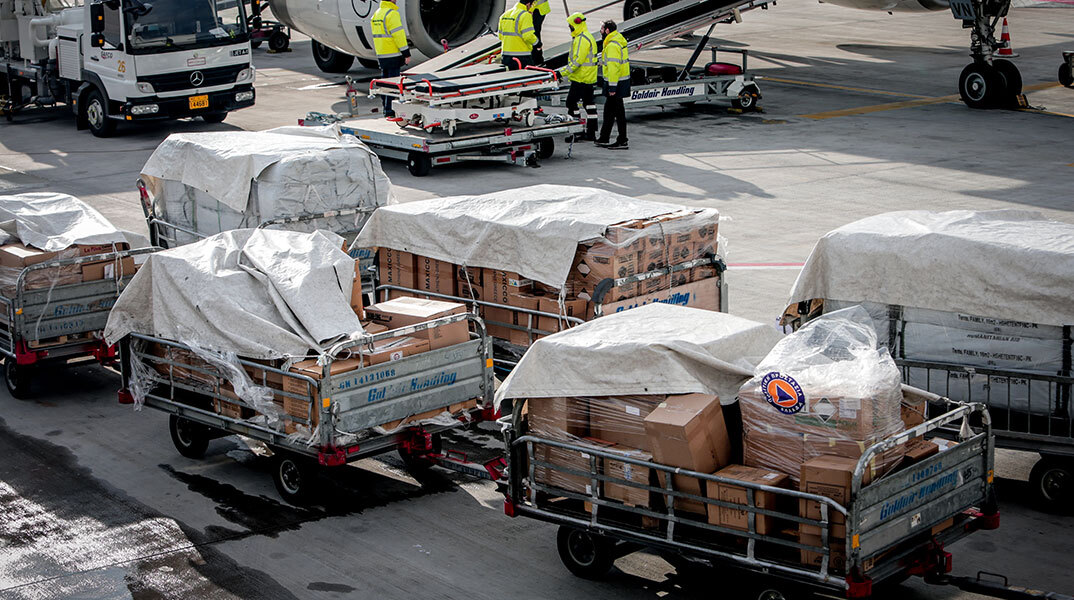 Ανθρωπιστική βοήθεια για τους σεισμοπαθείς στην Τουρκία φορτώνεται σε αεροσκάφος στην Αθήνα