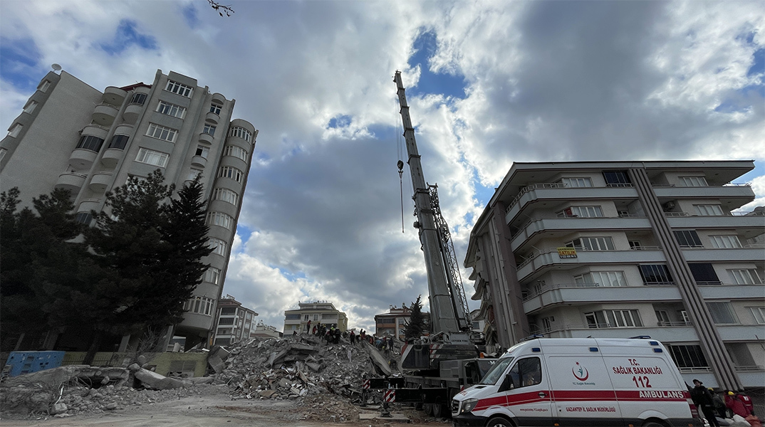 Μέρος του συγκροτήματος διαμερισμάτων «Ayşe Mehmet Polat» κατέρρευσε μετά τον σεισμό των 7,8 Ρίχτερ στην Τουρκία