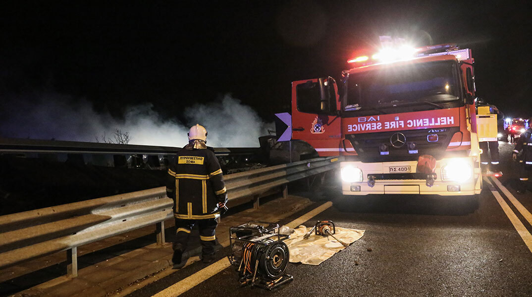 Πυροσβέστης στο σημείο που συγκρούστηκαν τα τρένα στα Τέμπη