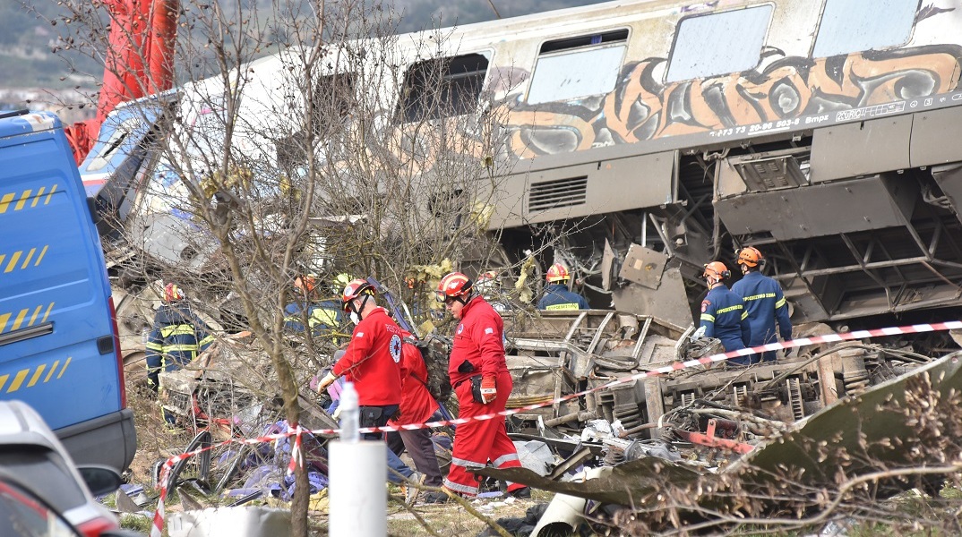 Τέμπη - Σύγκρουση τρένων: Σε κρίσιμη κατάσταση τρεις νέοι άνθρωποι