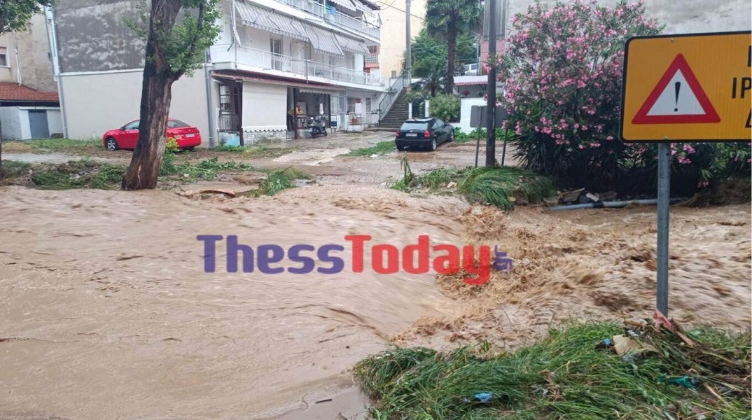 Κακοκαιρία στη Θεσσαλονίκη: Πλημμύρισαν δρόμοι - Ζημιές σε σπίτια