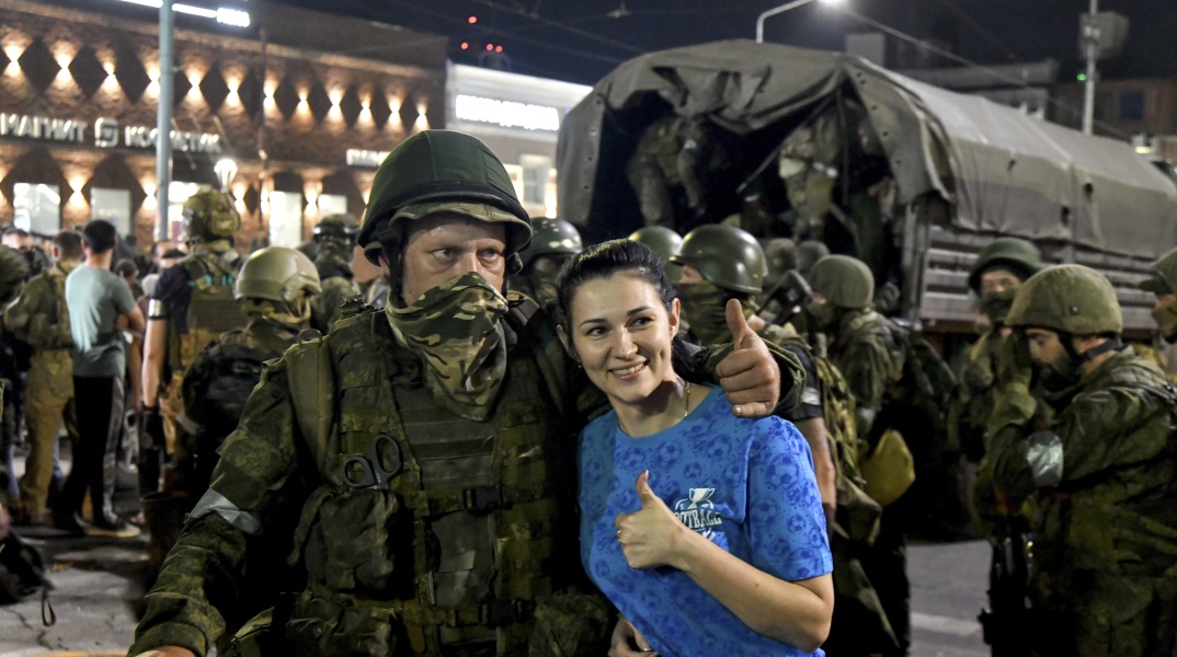 Πολίτες του Ροστόφ αποχαιρετούν με selfies τα στρατεύματα της Wagner