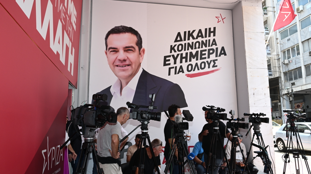 Δημοσιογράφοι και κάμερες έξω από τα γραφεία του ΣΥΡΙΖΑ