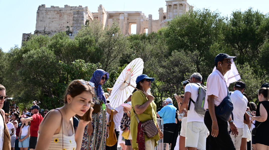 «Ουρές» από τουρίστες στην Ακρόπολη