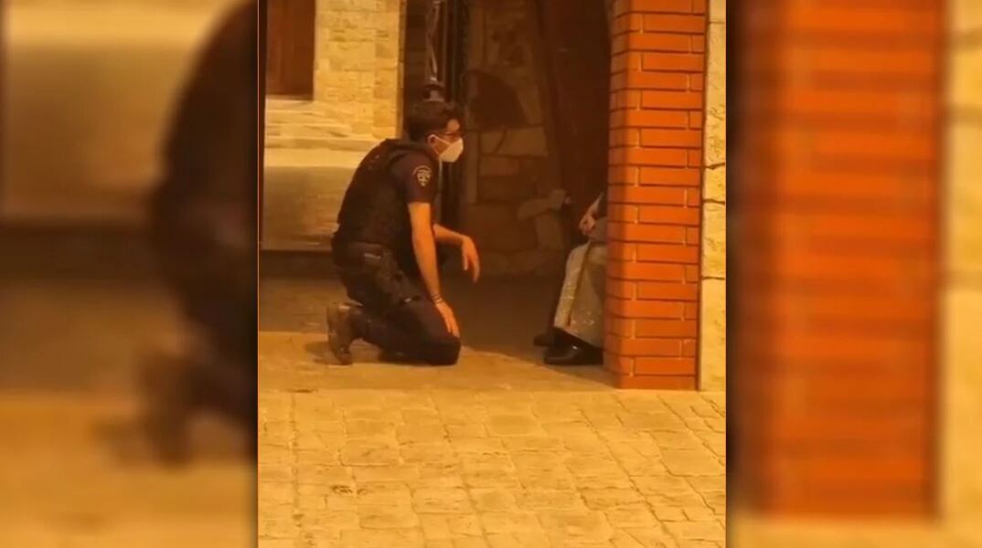 Η προσπάθεια αστυνομικών να πείσουν μοναχές να εκκενώσουν μοναστήρι στη Μάνδρα