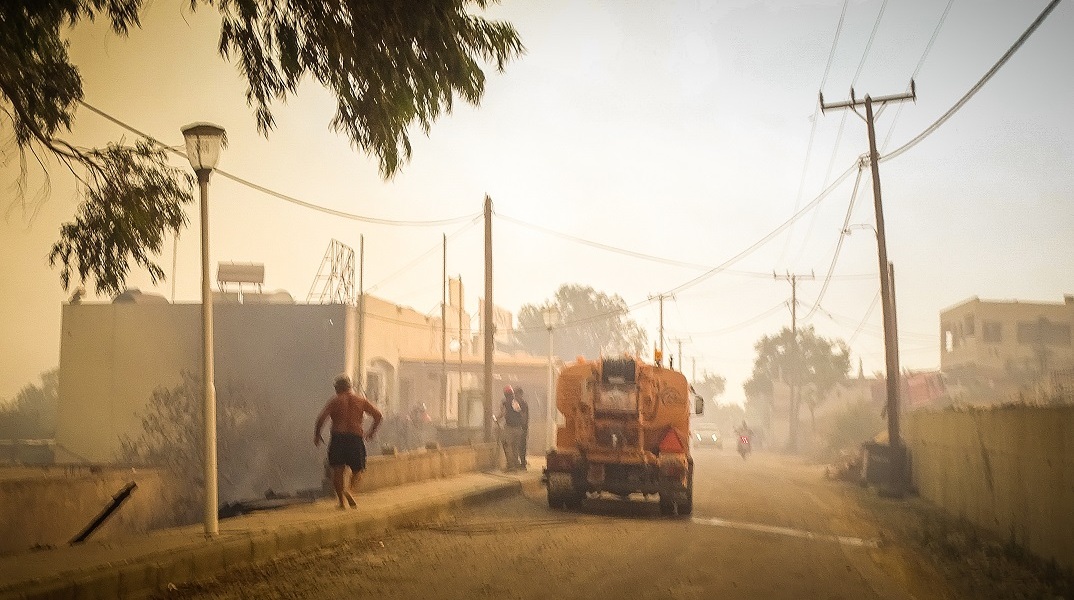 Φωτιά στη Ρόδος: Συνεχίζεται σε όλα τα μέτωπα η μάχη