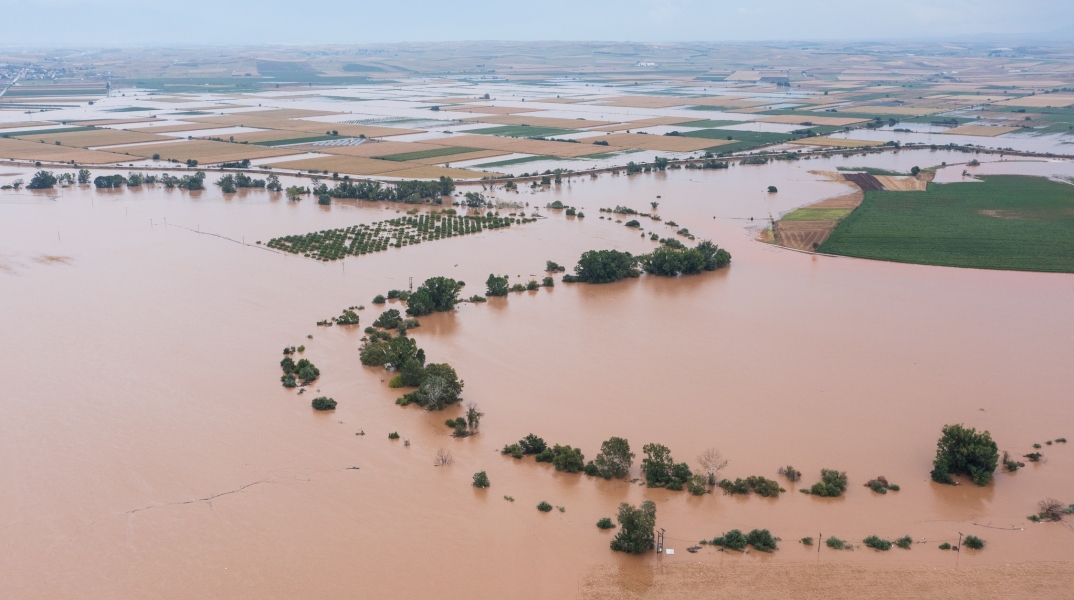 Πλημμυρισμένες εκτάσεις δίπλα στο χωριό Πηνειάδα στα Τρίκαλα κατά την διάρκεια της κακοκαιρίας Daniel