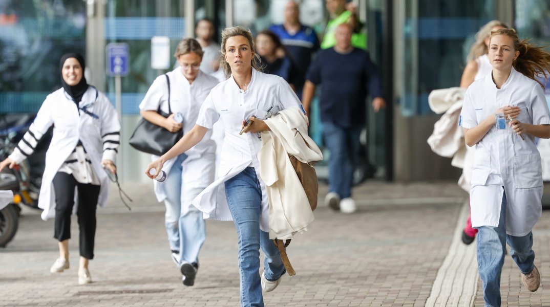 Άνθρωποι τρέχουν να σωθούν μετά από επίθεση με πυροβολισμούς στο Ρότερνταμ