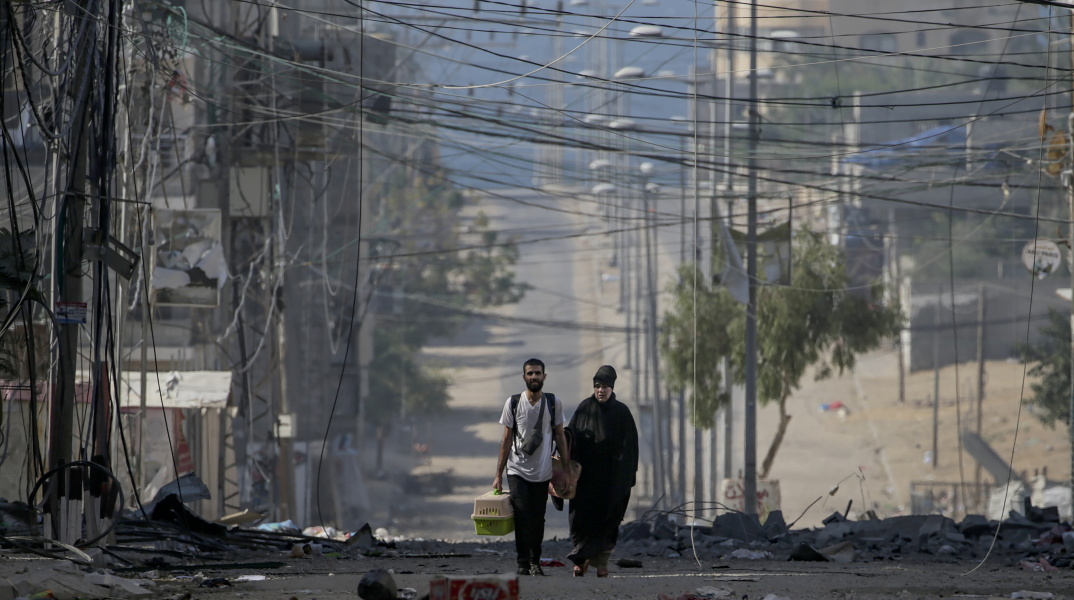 Παλαιστίνιοι απομακρύνονται από προσφυγικό καταυλισμό στη Γάζα