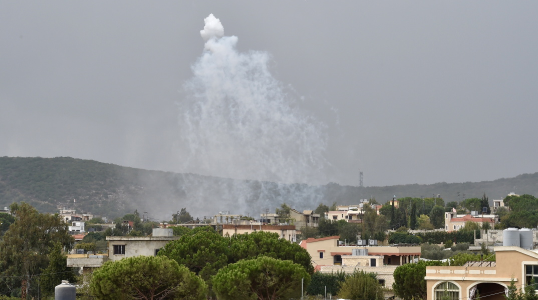 Καπνός από ισραηλινούς βομβαρδισμούς σε χωριά του Λιβάνου