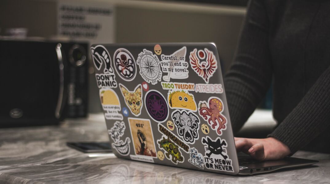 Laptop με stickers