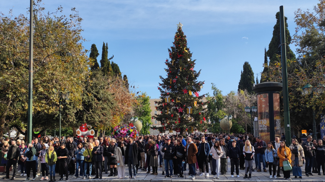 Κίνηση στην πλατεία Συντάγματος την περίοδο των Χριστουγέννων