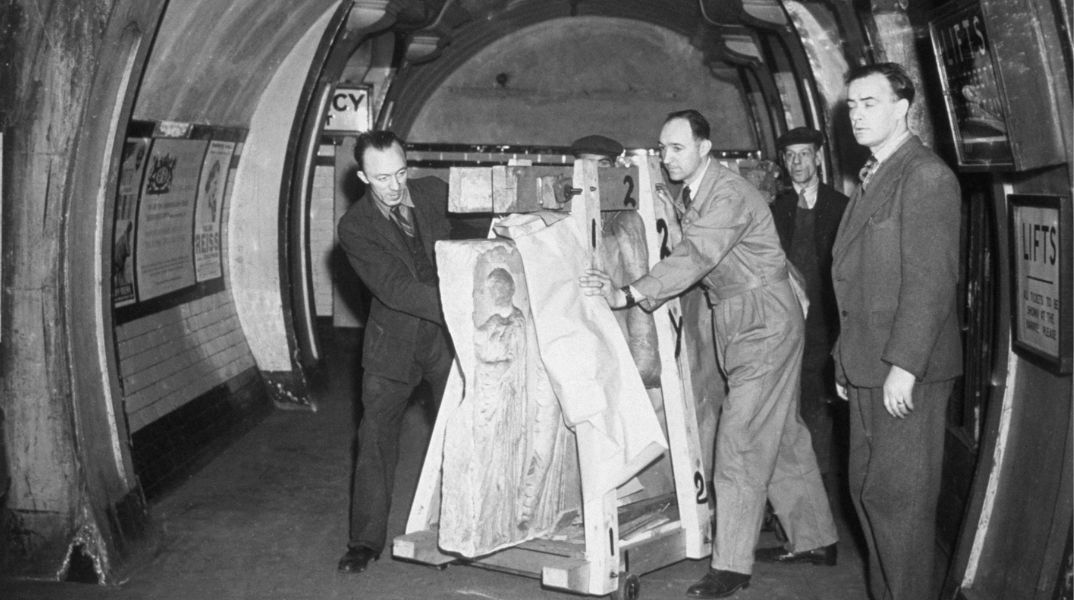 1945: Πραγματοποιείται η «Επιχείρηση Έλγιν» - Οι 100 τόνοι ανεκτίμητης αξίας Γλυπτών του Παρθενώνα μεταφέρονται από την πολεμική τους κρυψώνα μέσω των υπόγειων σηραγγών του μετρό στο Βρετανικό Μουσείο του Λονδίνου