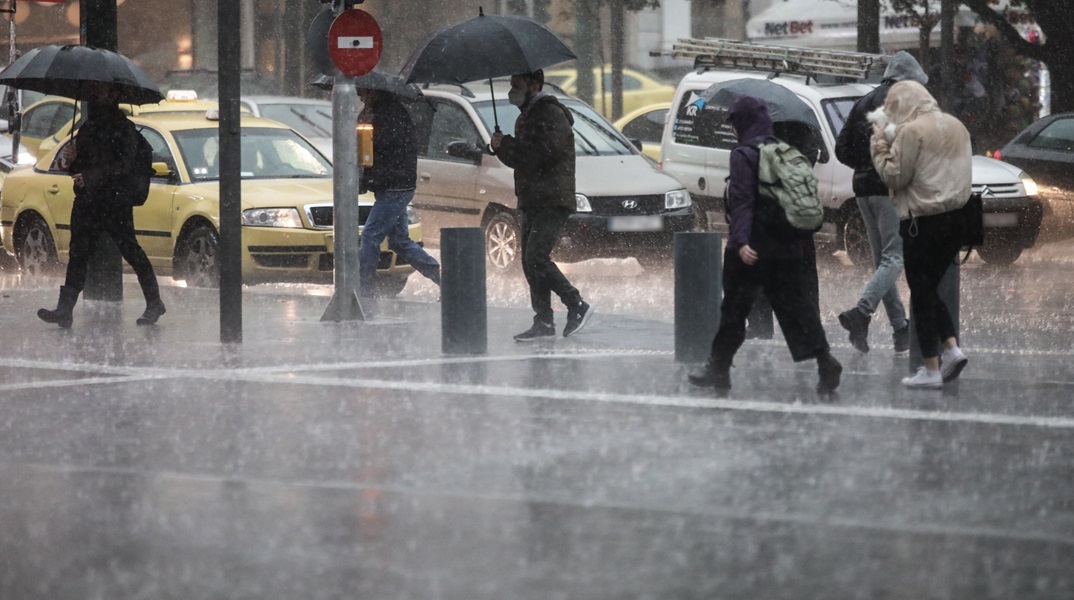 Έντονα καιρικά φαινόμενα με βροχές και καταιγίδες στη χώρα την Πέμπτη (21.12)
