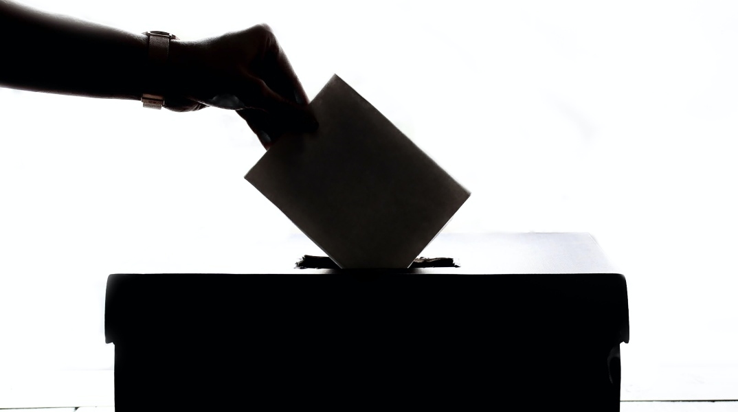 Η επιστολική ψήφος είναι σύμφωνη με το Σύνταγμα, για ευρωεκλογές και για δημοψηφίσματα 