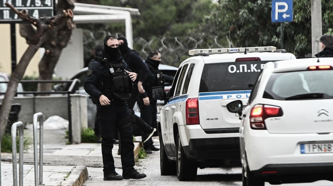 Αστυνομικοί σε επιχείρηση συλλήψεων για την υπόθεση της Greek Mafia
