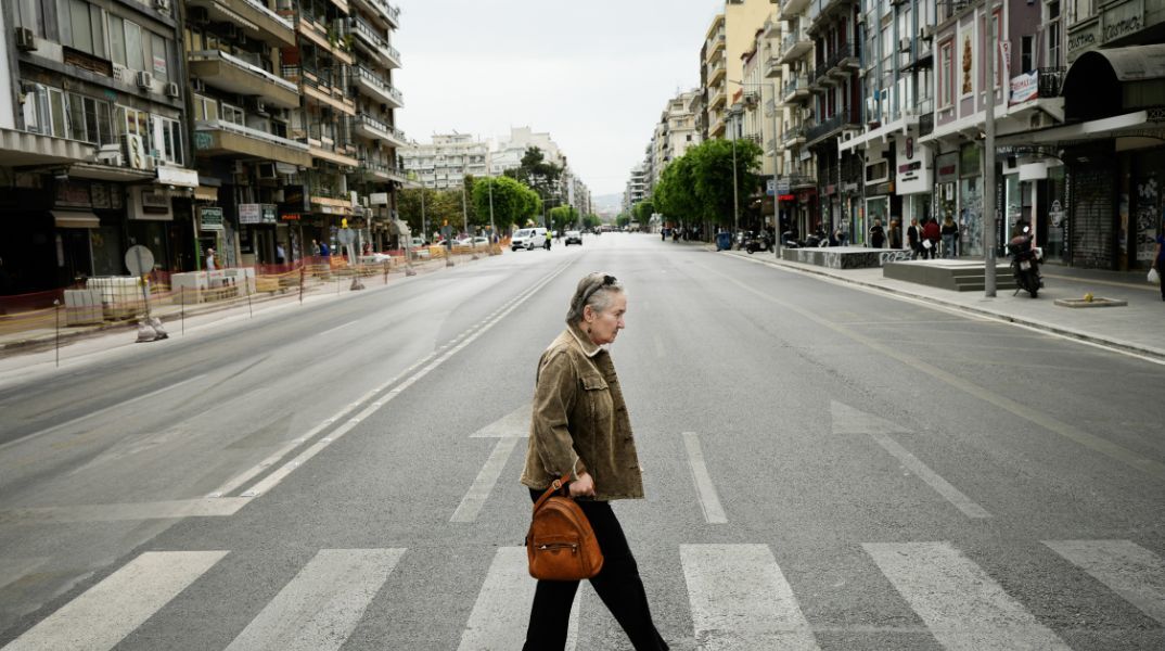 Η κυρία περνάει τη διάβαση στο δρόμο 