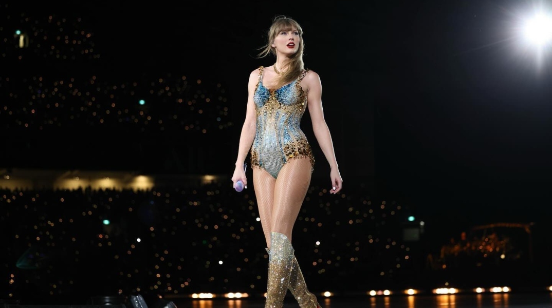 Η Taylor Swift στη σκηνή με μικρόφωνο στο χέρι