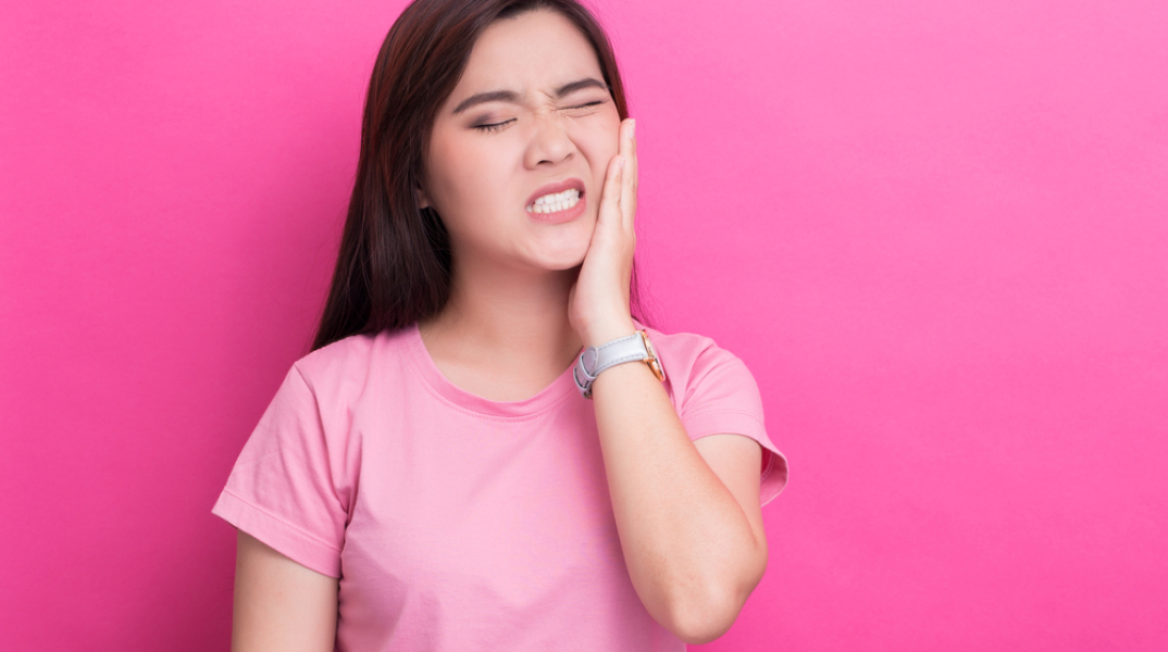 Πόνος στο αφτί: Πότε σχετίζεται με κακή στοματική υγεία;
