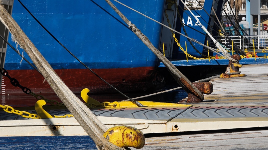 Δεμένα πλοία στο λιμάνι του Πειραιά στο πλαίσιο της 24ωρης πανελλαδικής απεργίας