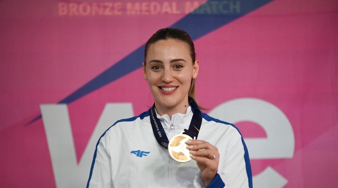 Η Άννα Κορακάκη κρατώντας μετάλλιο 