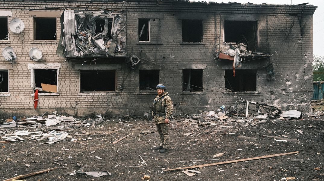 Βομβαρδισμένο κτίριο σε χωριό έξω από το Χάρκοβο της Ουκρανίας