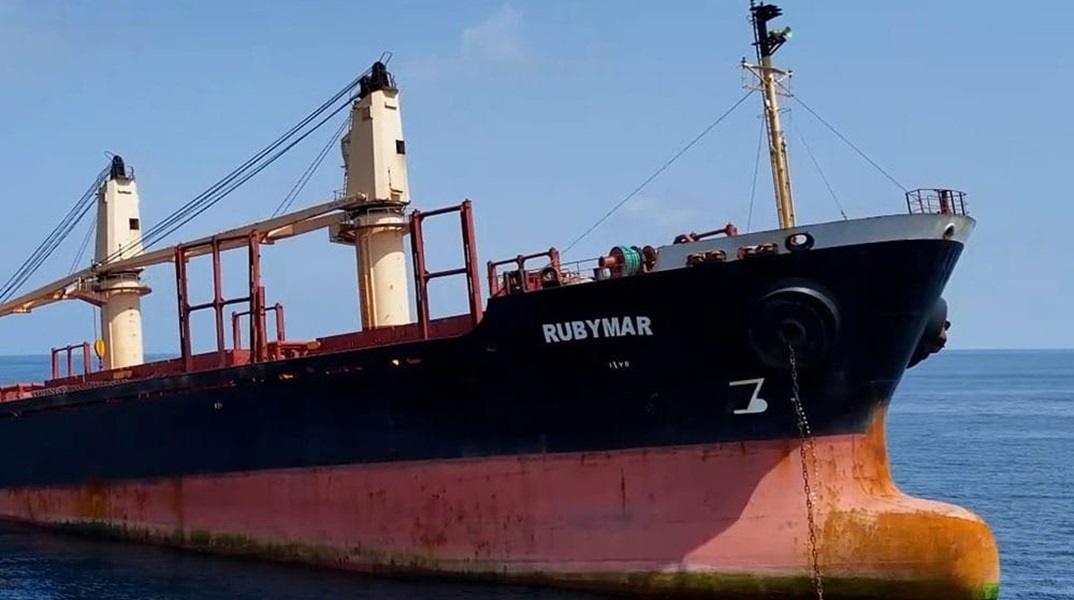Ελληνόκτητο πλοίο χτυπήθηκε από τους Χούθι στην Ερυθρά Θάλασσα 