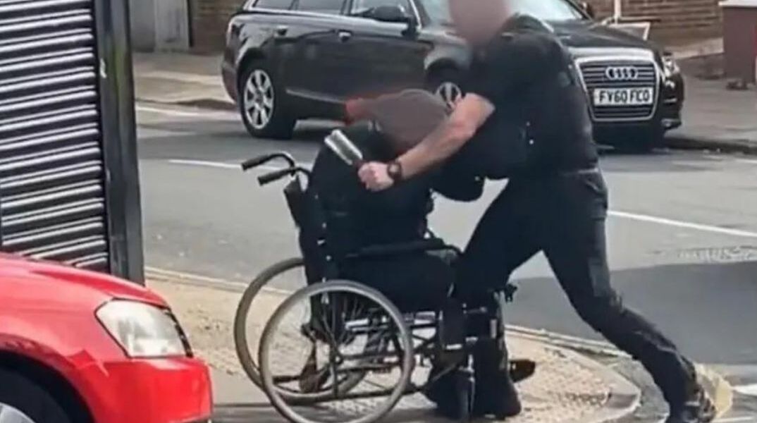 Αστυνομικός γρονθοκόπησε άνδρα σε αναπηρικό καροτσάκι που τον έφτυσε
