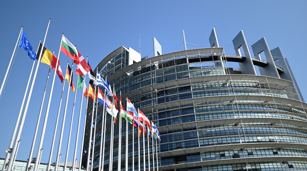 Το Ευρωπαϊκό Κοινοβούλιο, κτηριο, σημαιες