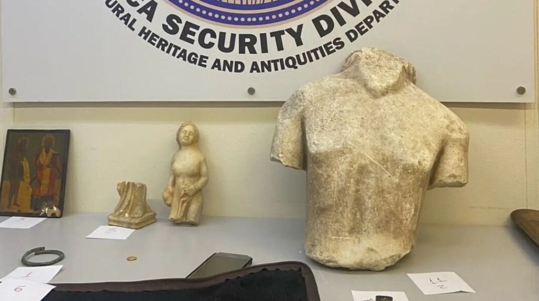 Αστυνομικός υποδύθηκε τον αγοραστή για να συλληφθεί σπείρα αρχαιοκάπηλων 