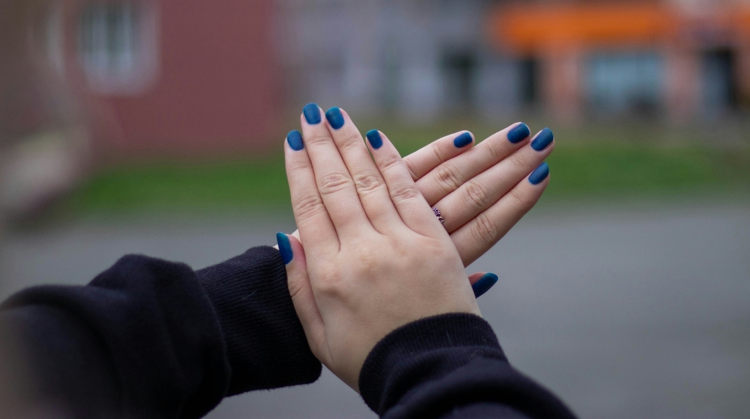 δαχτυλα, χερια, μπλε νυχια