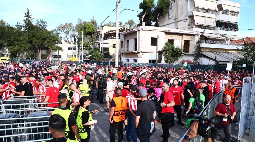 Έφτασαν οι πρώτοι φίλαθλοι στην «Opap Arena» για τον τελικό του Conference League 