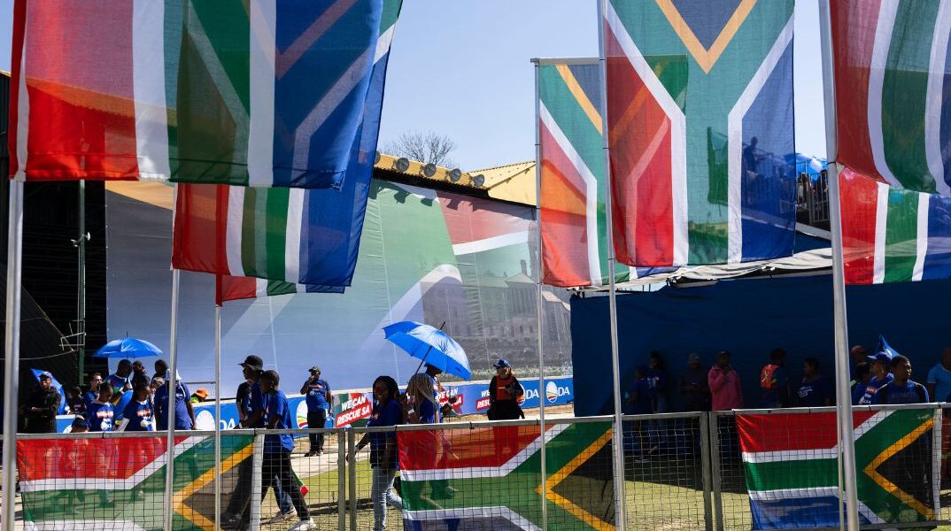 Στις κάλπες οι Νοτιοαφρικανοί για τις πιο κρίσιμες εκλογές από το τέλος του απαρτχάιντ